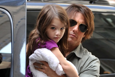 Alasan Tom Cruise Masih Belum Bisa Bertemu Putrinya, Suri Cruise