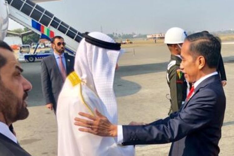 Presiden Joko Widodo menyambut kedatangan Putra Mahkota Abu Dhabi, Sheikh Mohamed Bin Zayed Al Nahyan, di Bandara Internasional Soekarno-Hatta, Rabu (24/7/2019). 