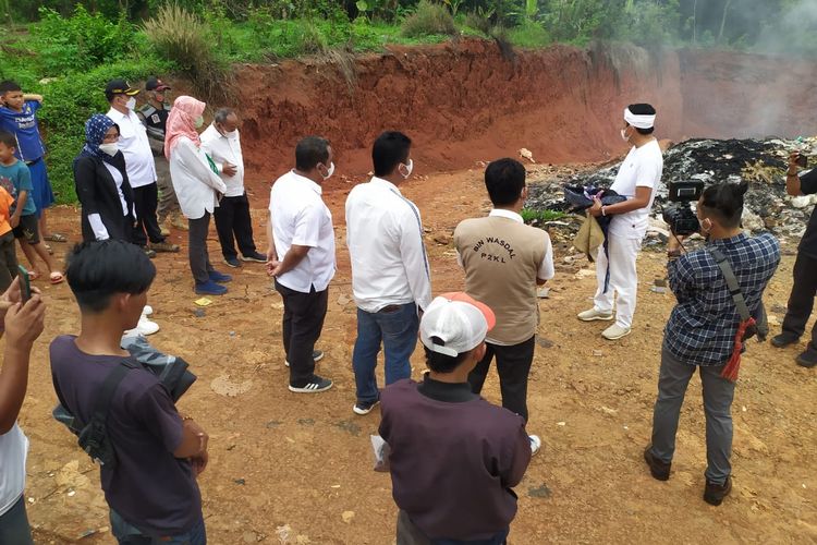 Wakil Ketua Komisi IV DPR Dedi Mulyadi saat melihat lubang galian yang dijadikan tempat pembuangan sampah dan limbah pabrik di Purwakarta, Jawa Barat, Rabu (12/10/2022).