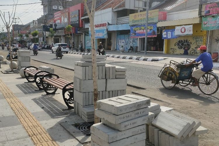 Pengemudi becak melintasi City Walk Jalan Ahmad Yani Tegal atau yang disebut sebagai Malioboro-nya Tegal, Jawa Tengah, dimana pekerjaan proyek tersebut tidak rampung sesuai target waktu, Selasa (17/5/2022).