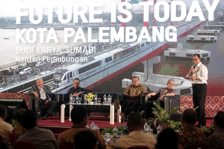 Menteri Perhubungan Budi Karya Sumadi saat melakukan sosialisasi Light Rail Transit (LRT) di Palembang, Sumatera Selatan, Rabu (1/8/2018)
