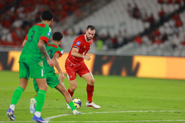 Pemain timnas Indonesia Jordi Amat dibayangi sejumlah pemain Saint Kitts and Nevis saat laga pertandingan FIFA Series 2026 antara Indonesia vs Saint Kitts and Nevis di Stadion Gelora Bung Karno, Jakarta, Jumat (27/3/2026).