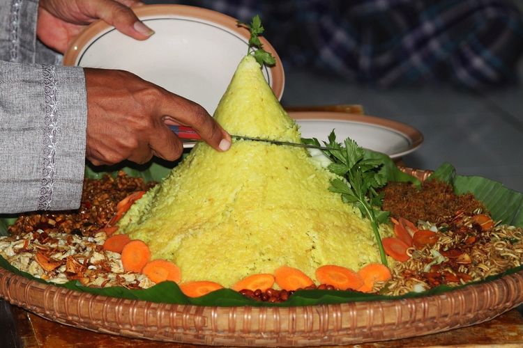 Ilustrasi cara potong tumpeng yang tidak tepat. Jangan potong puncak tumpeng. 