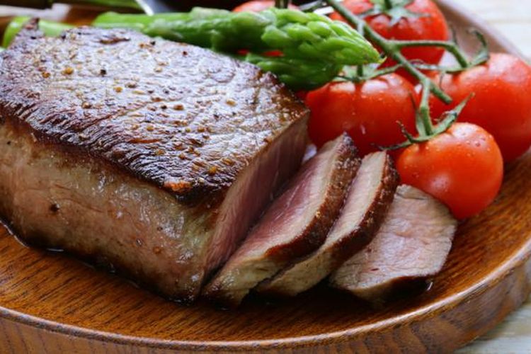 Ilustrasi daging merah, salah satu makanan yang mengandung vitamin B12.