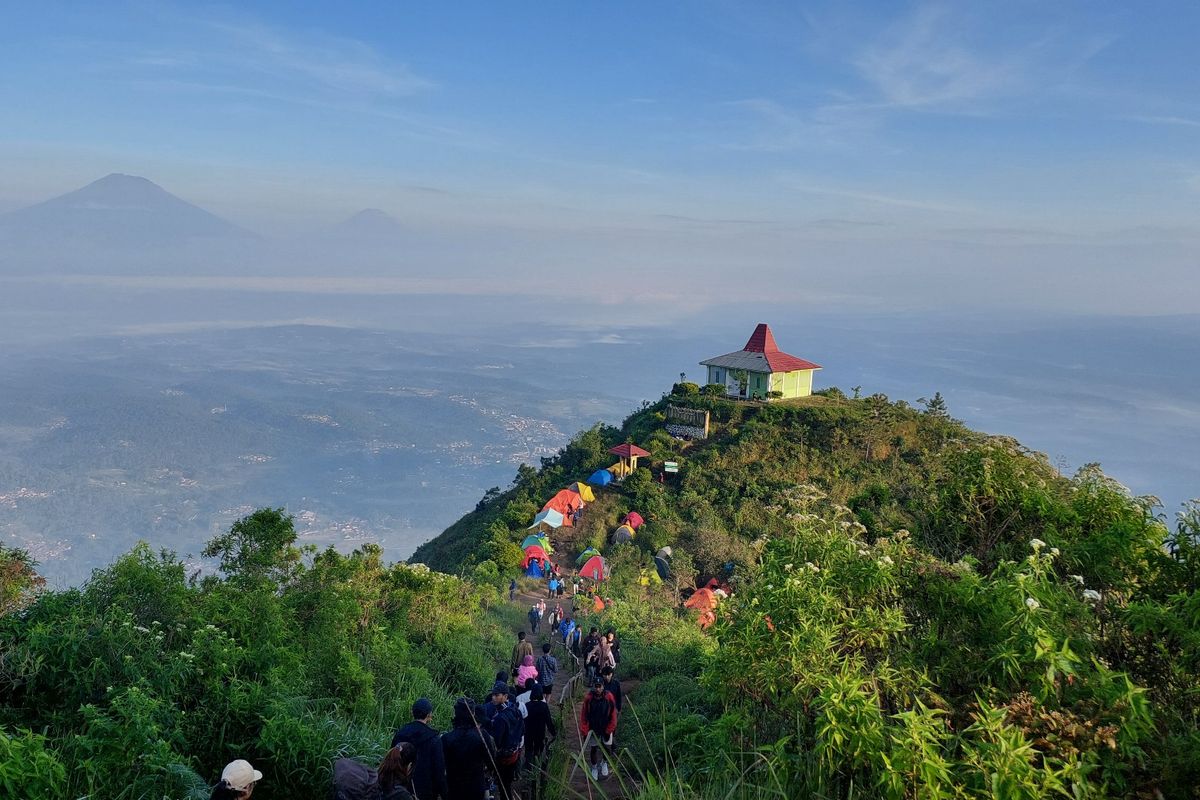 Suasana di camp area puncak Gunung Andong yang dipenuhi tenda pendaki