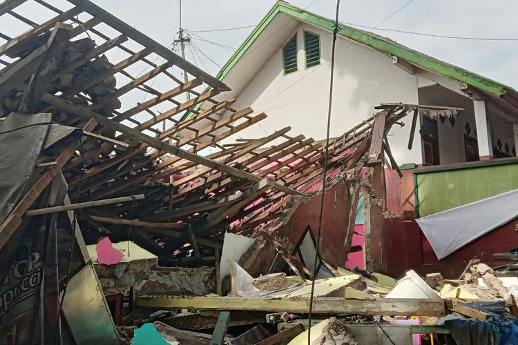 Salah satu kondisi bangunan yang porak poranda diterjang gempa M 5,6 Cianjur