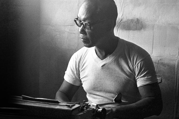 Pramoedya Ananta Toer, sastrawan yang dipenjara di Pulau Buru sekitar tahun 1977, menyelesaikan karya-karyanya dengan sebuah mesin tik tua. 