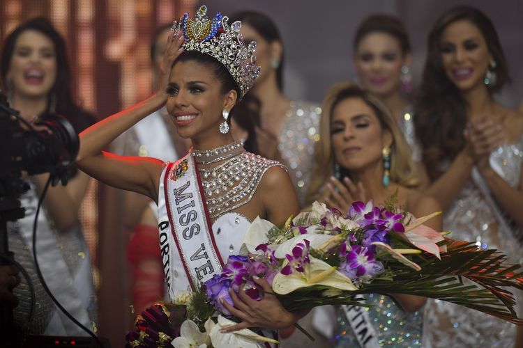 Isabella Rodriguez (kiri) ketika dinobatkan sebagai Miss Venezuela. Rodriguez datang dari kawasan permukiman kumuh terbesar di negara tersebut.