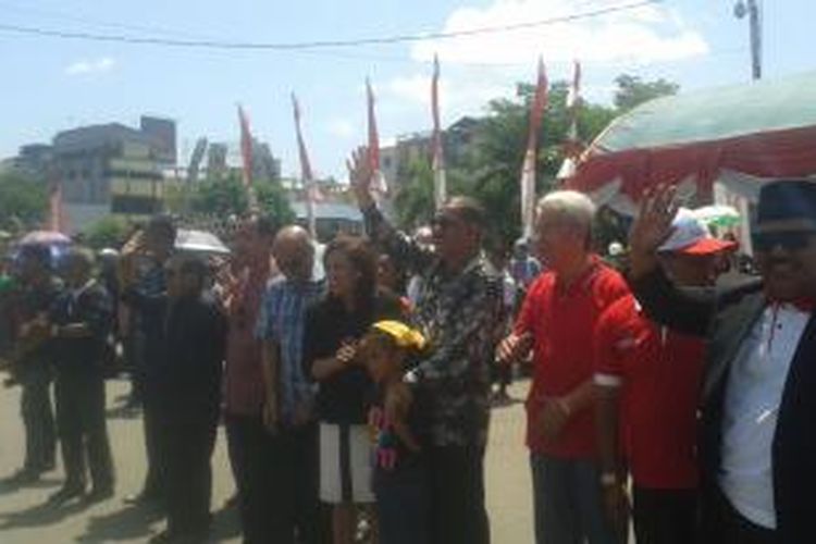 Wali Kota Ambon Richard Louhenapessy melambaikan tangannya kepada peserta karnaval budaya Multi etnik 2015 saat melintas di Tugu Gong Perdamaian Dunia, Minggu (6/9/2015)