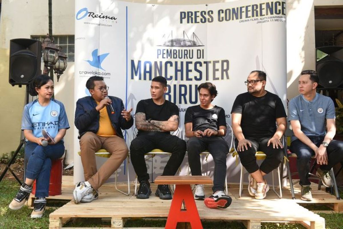 Sesi jumpa pers film Pemburu di Manchester Biru yang diangkat dari buku karangan Hanif Thamrin. 