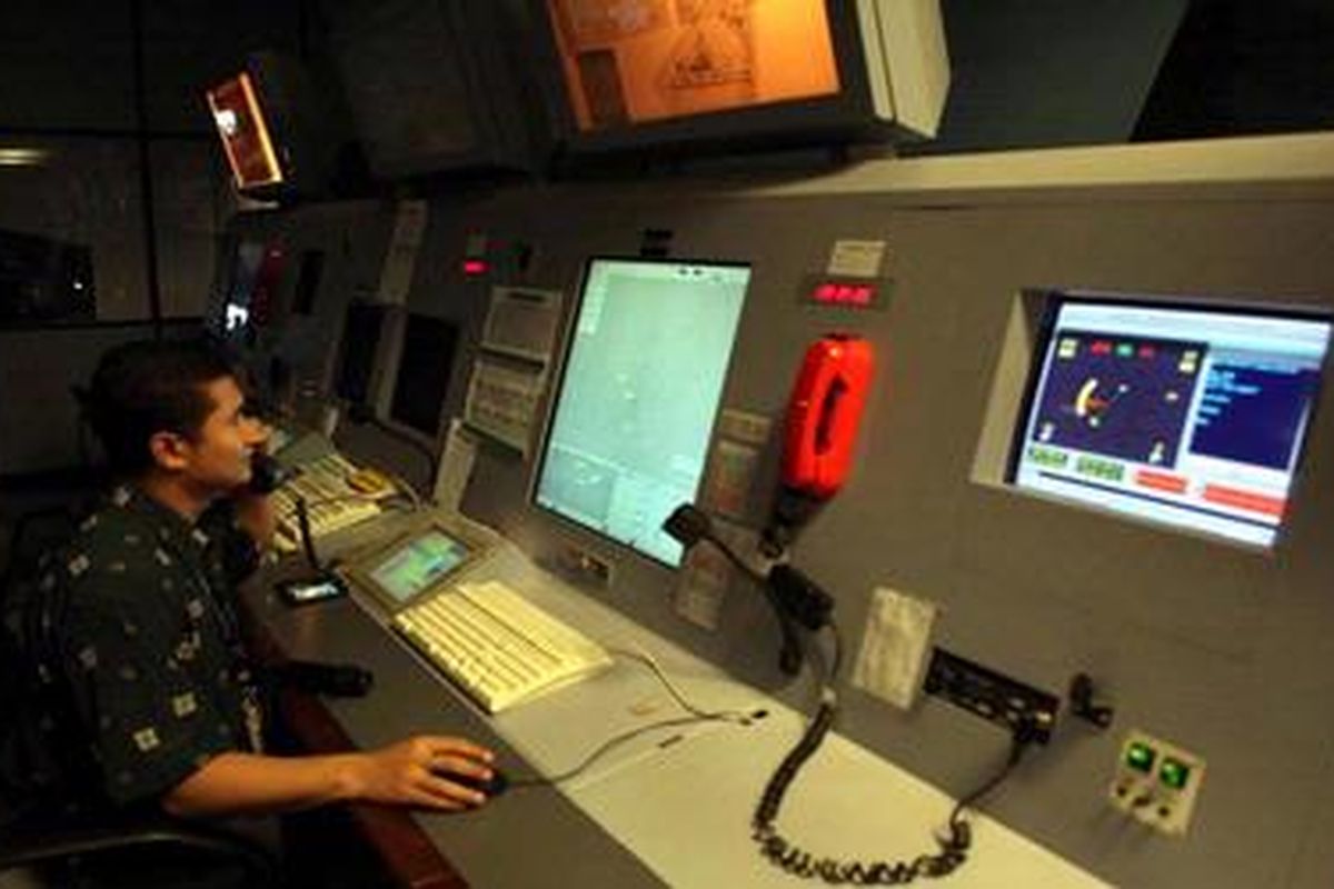 Petugas mengatur lalu lintas penerbangan di menara pengendali di Makassar Air Traffic Service Center (MATSC) Bandara Internasional Sultan Hasanuddin, Makassar, Sulawesi Selatan, Kamis (20/10). Sebanyak 24 jadwal penerbangan dari dan ke Makassar sempat terganggu akibat tidak beroperasinya sistem penerimaan data. Sistuasi berangsur normal mulai pukul 11.00 Wita.   