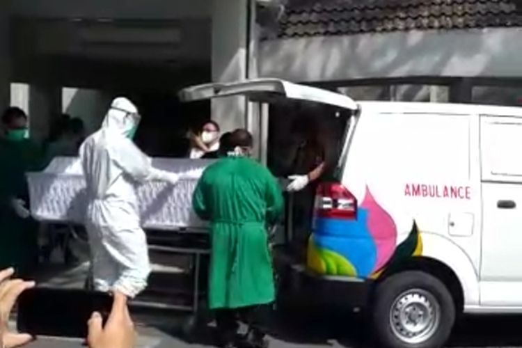 Tangkapan layar video saat para nakes di RSUP dr Sardjito Yogyakarta menyanyikan lagu gugur bunga untuk melepas kepergian Sri Rejeki Handayaningsih (53). Almarhum merupakan salah satu tenaga kesehatan di RSUP dr Sardjito yang gugur setelah terpapar Covid-19.