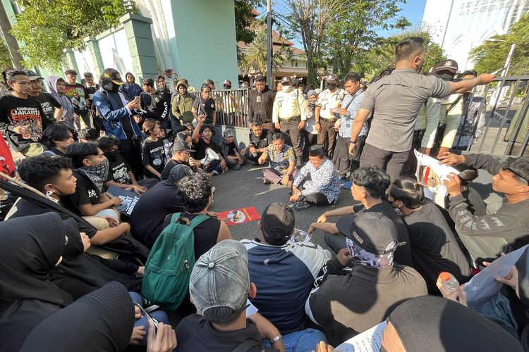 Temui Massa Mahasiswa, Plt Warek UINSA: Penunjukan Rektor Kewenangan Menag