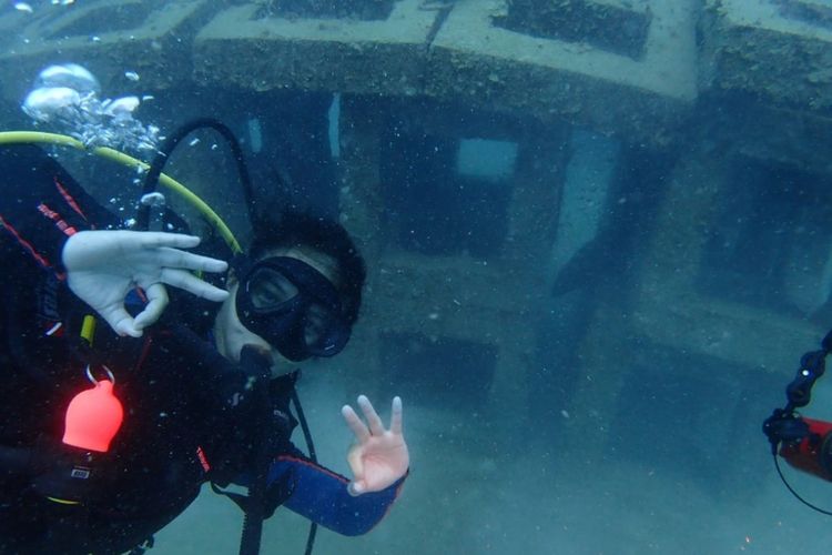 Piramida buatan di sekitar replika Monas di kedalaman laut Pulau Pramuka.