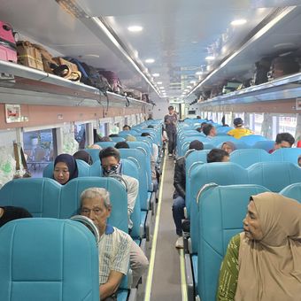 Interior gerbong Kereta Api Ekonomi Kerakyatan.