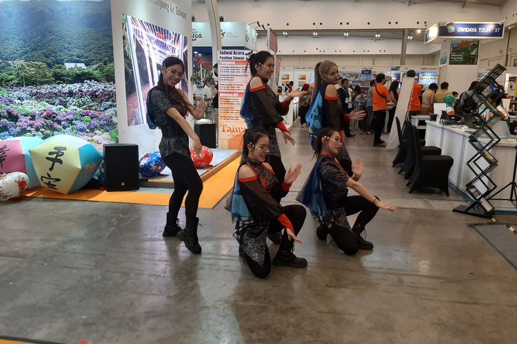 Penampilan Tari dari Tenant Taiwan di Astindo Travel Fair 2023