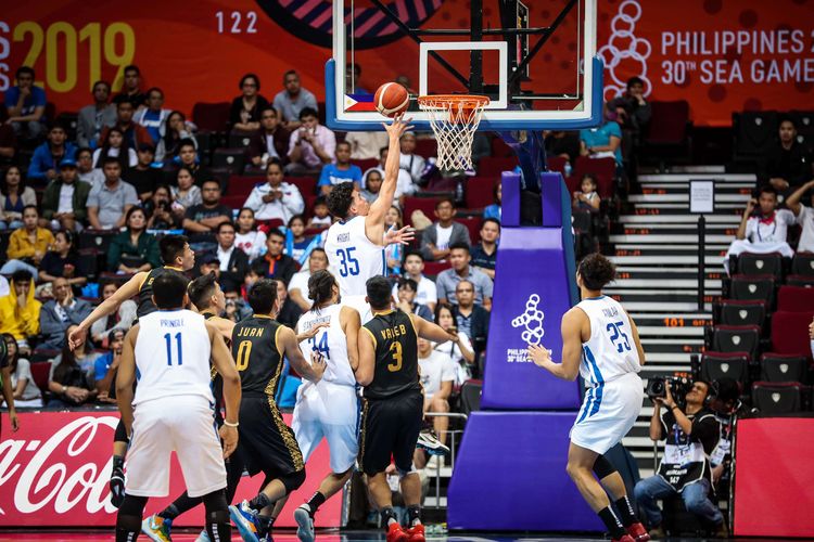 Pebasket Filipinaberaksi saat melawan pebasket Indonesia dalam pertandingan babak semifinal Bola Basket Putra SEA Games 2019 di SM Mall of Asia Arena, Manila, Filipina, Senin (9/12/2019). Timnas bola basket putra Indonesia gagal melaju ke babak final setelah kalah 70-97 dari tuan rumah Filipina.