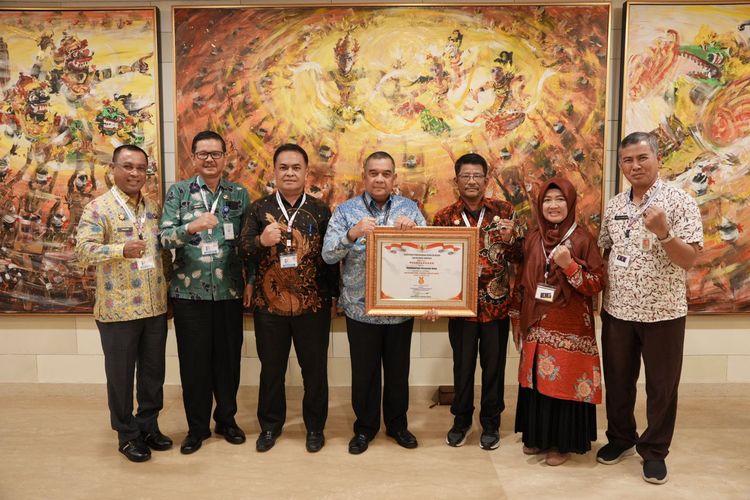 Pemerintah Provinsi (Pemprov) Riau meraih penghargaan Akuntabilitas Kinerja 2023 dari Kementerian Pendayagunaan Aparatur Negara dan Reformasi Birokrasi (Kemenpan-RB).