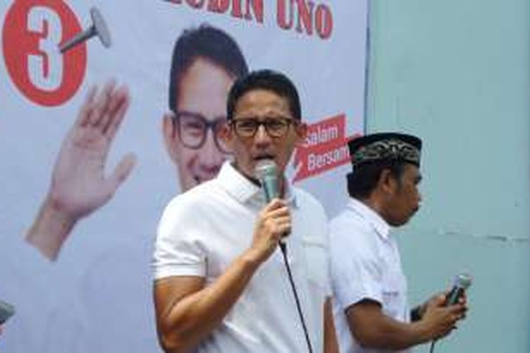 Calon wakil gubernur DKI Jakarta Sandiaga Uno menyapa warga saat kampanye di Kelurahan Wijaya Kusuma, Kecamatan Grogol Petamburan, Jakarta Barat, Selasa (6/12/2016).