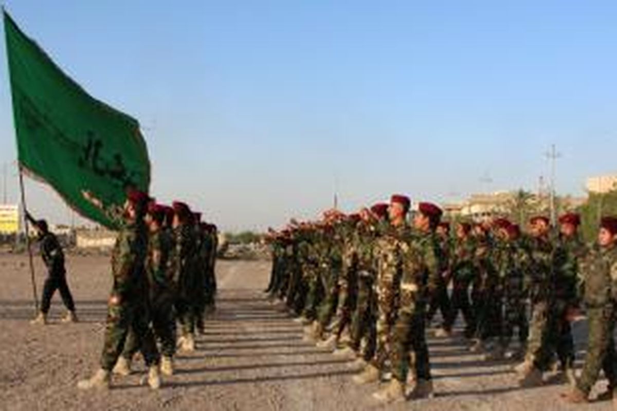 Pasukan milisi Syiah Mehdi melakukan latihan di kota Basra, Irak selatan, Rabu (18/6/2014). Pasukan ini adalah para sukarelawan Syiah Irak yang pernah bertempur di Suriah dan kini pulang untuk menahan gempuran militan ISIS.