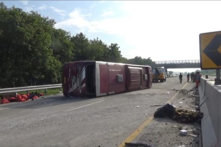 Bus Efa Transjaya Nopol W 7401 UO, mengalami kecelakaan tunggal di Ruas Tol Solo-Ngawi t patmya di KM 554.600A pukul 07:30 WIB. Akibat kecelakaan tersebut 3 orang dilaporkan meninggal dunia.