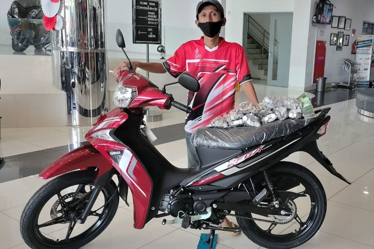 
Musa Firuddin (47) berhasil membeli motor dengan cara menyisihkan uang receh setiap hari selama lima tahun.