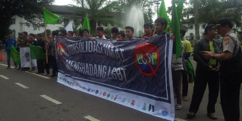 Beberapa ormas Islam di Bandung berunjuk rasa Di depan Gedung Sate Bandung, Kamis. (11/2/2016). Mereka mengecam dan menyatakan perlawanan terhadap gerakan perilaku menyimpang Lesbian Gay Biseksual Transgender (LGBT). 