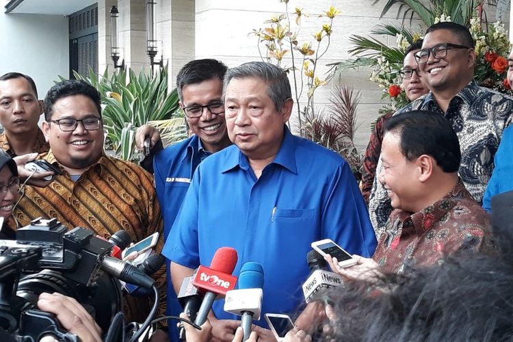 Ketua Umum Partai Demokrat Susilo Bambang Yudhoyono menerima kedatangan Ketua Bawaslu Abhan beserta jajarannya di kediamannya di Mega Kuningan, Jakarta, Selasa (10/7/2018).