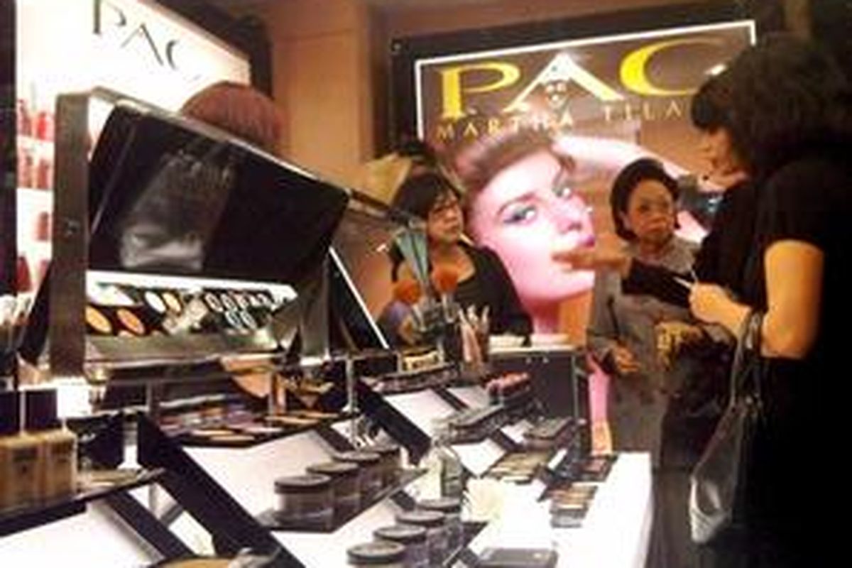 PAC Studio di Plaza Indonesia, mewakili merek kosmetik lokal di mal ternama.