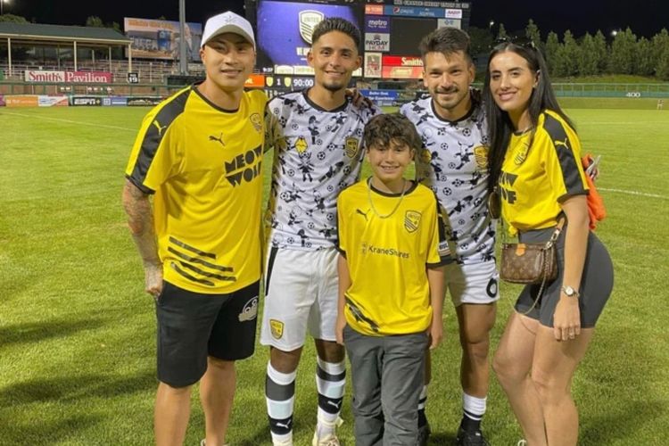 Sulit tinggalkan sepak bola. Dipo bersama istri, putra tiri dan pemain New Mexico United.