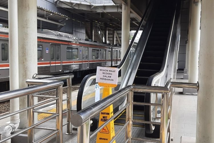 Dua eskalator dan satu lift di Stasiun Cakung, Jakarta Timur, tidak berfungsi, Kamis (9/6/2022).