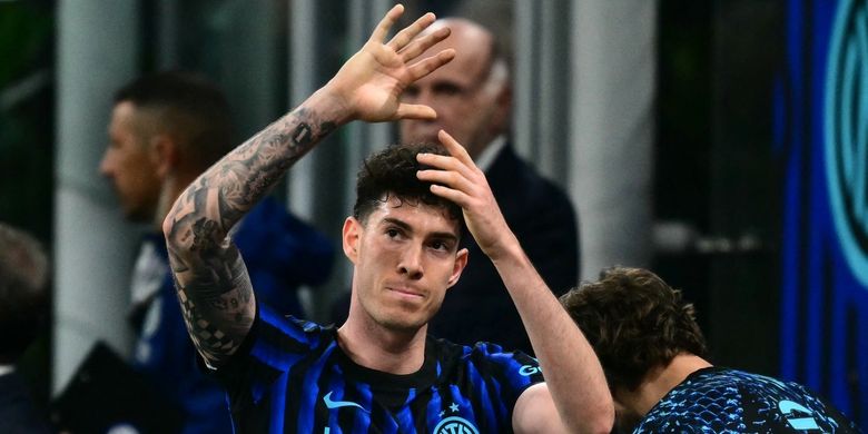 Alessandro Bastoni menyapa para pendukung saat dia meninggalkan lapangan dalam pertandingan sepak bola Serie A Liga Italia antara Inter Milan vs AS Roma di Stadion San Siro di Milan, pada 5 April 2026. (Foto oleh Stefano RELLANDINI / AFP)