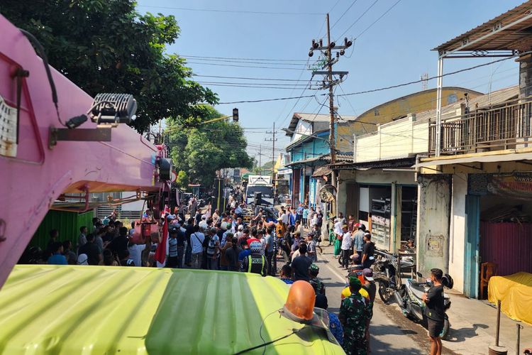Keluarga Korban Laka Lantas di Pasuruan Gelar Aksi Tutup Jalan, Desak Ada Rekayasa Jalan