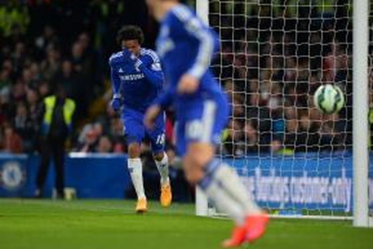 Striker Chelsea, Loic Remy, seusai mencetak gol ke gawang Stoke City pada lanjutan Premier League di Stamford Bridge, Sabtu (4/4/2015). 