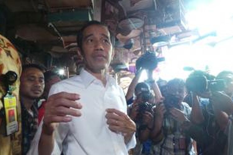 Presiden Joko Widodo menawar harga burung jalak di Pasar Burung Pramuka, Jakarta Timur, Sabtu (28/2/2015). Burung-burung itu akan dilepaskannya di Istana Bogor dan Istana Jakarta.