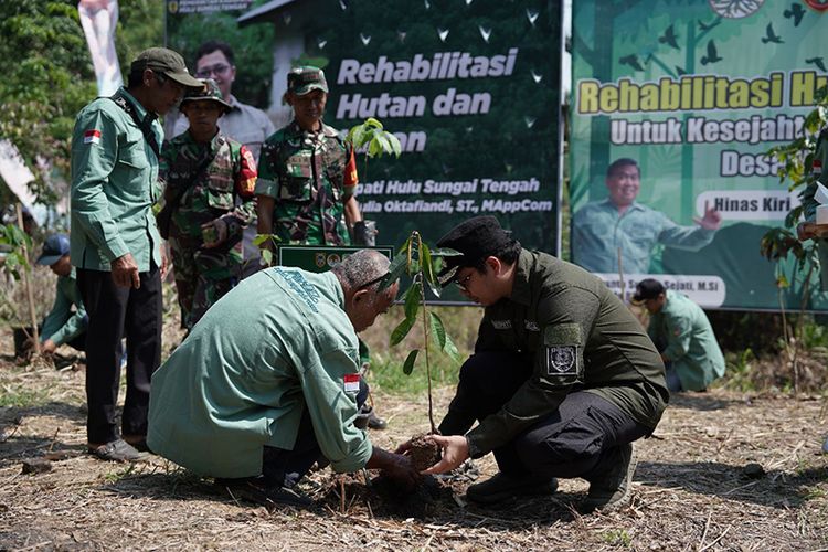Bupati Aulia memimpin aksi rehabilitasi hutan dan lahan di Desa Hinas Kiri Kecamatan Batang Alai Timur (BAT) pada Minggu (13/8/2023).