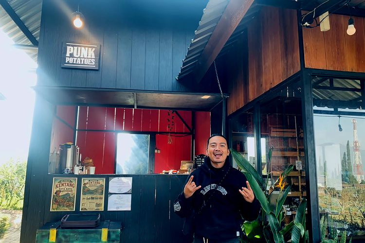 Kisah Alumnus UB Singkirkan Ijazah Teknik demi Bangun 'Punk Potatoes' di Tanah Kelahiran