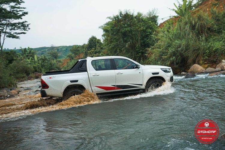 Dengan Ground Clearance Yang Tinggi, Toyota Hilux GR Sport Menerabas Sungai Dengan Mudah
