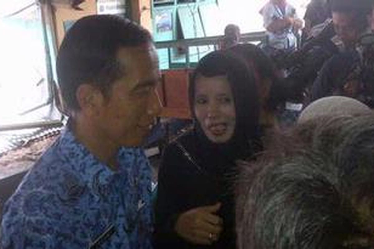 Gubernur DKI Jakarta, Joko Widodo meninjau Pasar Paseban, Jakarta Pusat, Kamis (29/11/2012).