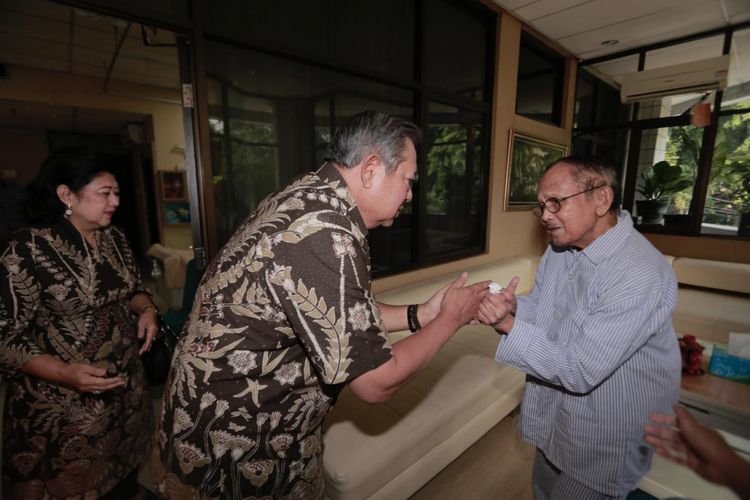 Presiden keenam RI Susilo Bambang Yudhoyono menjenguk Presiden ketiga RI Bacharudin Jusuf Habibie yang tengah dirawat di Rumah Sakit Pusat Angkatan Darat (RSPAD) Gatot Subroto, Jakarta, Selasa (4/9/2018) siang. Ketua Umum Partai Demokrat itu datang ditemani istrinya, Ani Yudhoyono. 