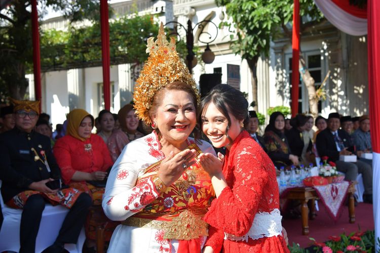 Wali Kota Semarang Hevearita Gunaryanti Rahayu bersama cicit buyut keluarga WR Soepratman, Antea Putri Turk. 