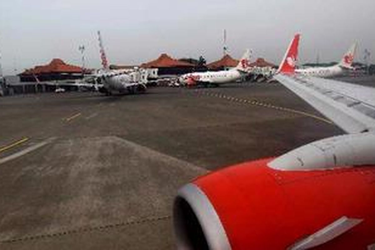 Pesawat Lion Air Boeing 737-900ER di apron Terminal 1A Bandara Internasional Soekarno-Hatta, Jakarta.  