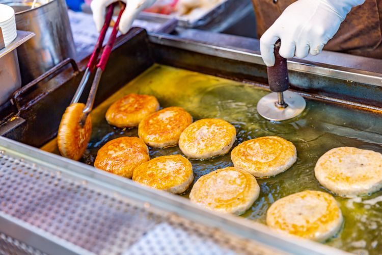 Hotteok merupakan makanan khas Korea yang dikenal dengan sebutan pancake korea.