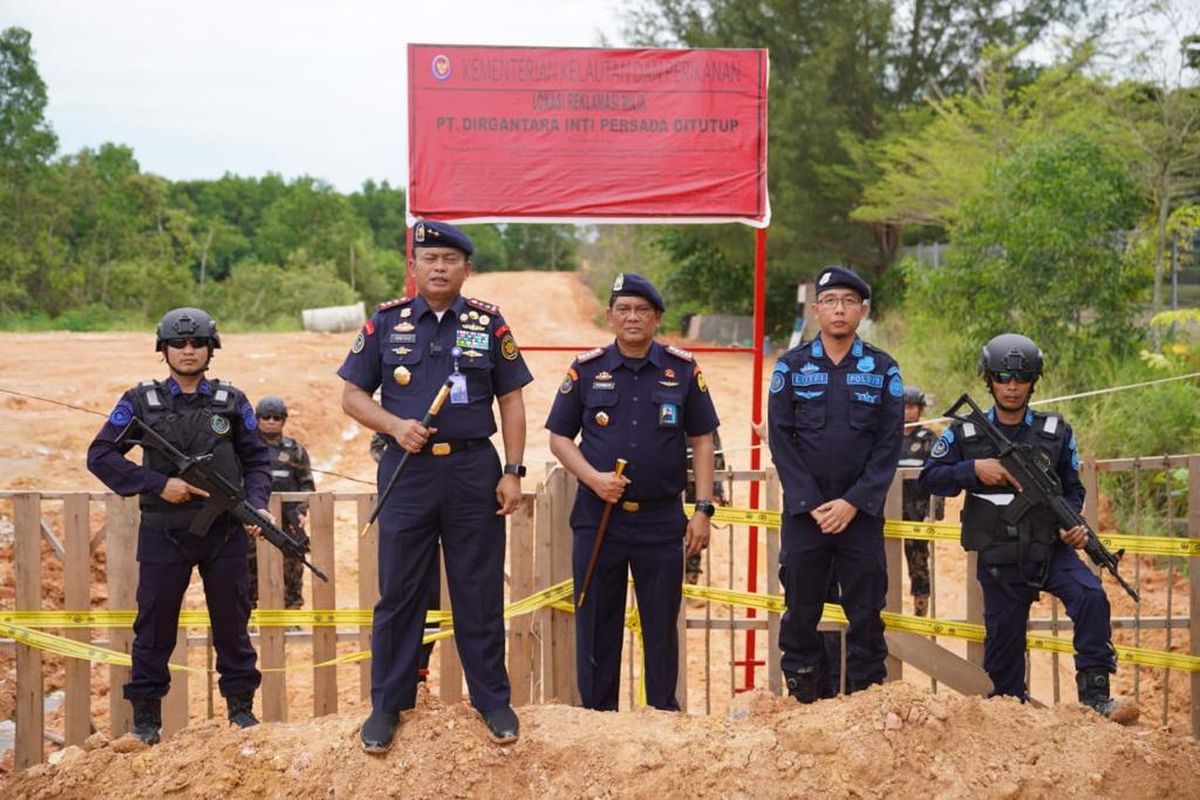 Kementerian Kelautan dan Perikanan (KKP) menutup proyek reklamasi tak berizin milik PT DIA di Batam, Kepulauan Riau.