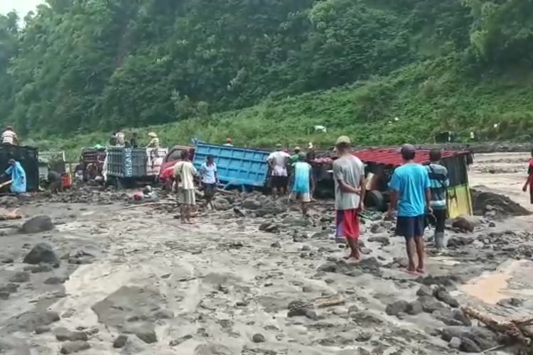 Tangkapan layar video kondisi truk pasir pasca banjir lahar hujan yang terjadi di Kali Boyong