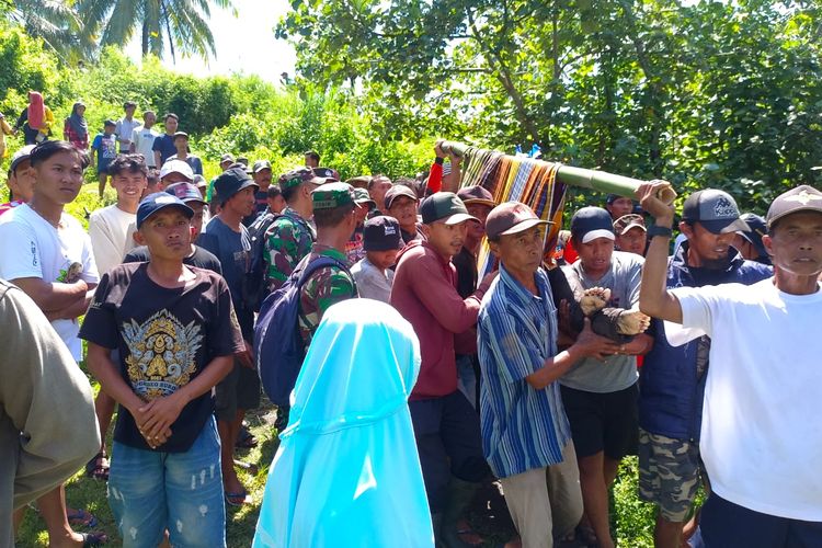 Warga evakuasi jasad Bambang dan Ngatini, Jumat (19/4/2024)