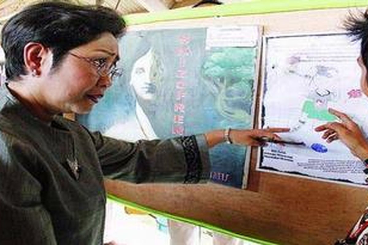 Menteri Kesehatan Endang Rahayu Sedyaningsih (kiri) berbincang dengan pasien gangguan kejiwaan yang sudah mulai sembuh tentang lukisan karya pasien itu di Rumah Sakit Marzuki Mahdi, Kota Bogor, Jawa Barat, Senin (10/10/2011). Kunjungan itu terkait acara puncak Hari Kesehatan Jiwa Sedunia di Indonesia yang dipusatkan di Rumah Sakit Marzuki Mahdi.