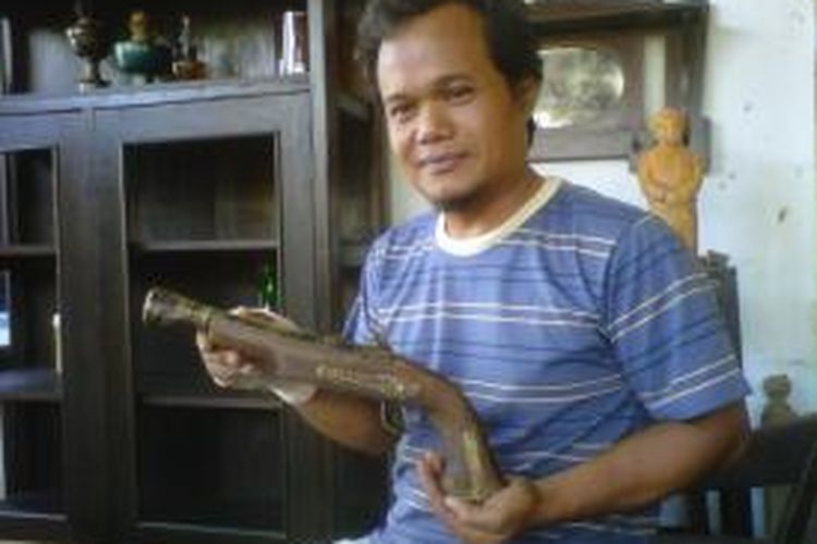 Bethu Supriyadi (49) warga Warung Lanang, Kelurahan Lohdoyong, Ambarawa menunjukkan senapan VOC, salah satu koleksi benda antik yang disimpan dirumahnya.