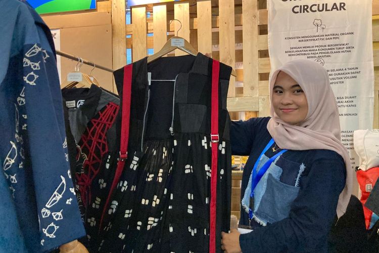 Produk fesyen dari jenama lokal asal Banyuwangi bernama Organic Culture. Mereka memanfaatkan sumber daya alam di kawasan, serta limbah plastik dan kain perca dari pesisir pantai yang dikumpulkan setiap kegiatan pembersihan pantai tahunan.