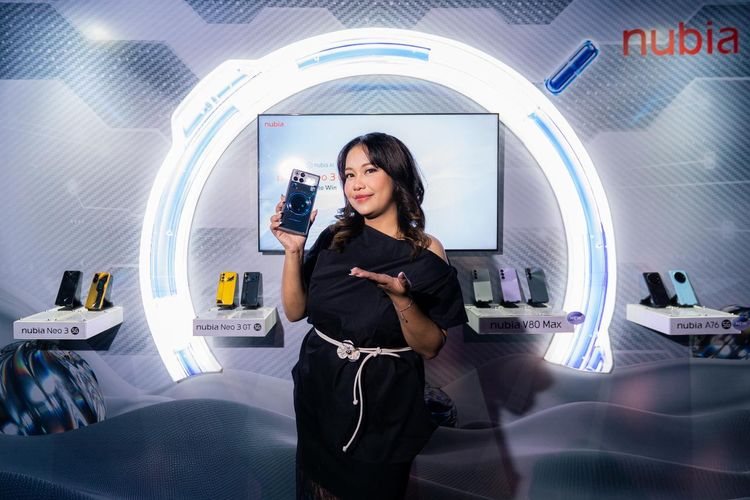 Ilustrasi ponsel gaming ZTE Nubia Redmagic 11 Pro, digenggam PR & Brand Manager Nubia Indonesia, Maya Arneldi.